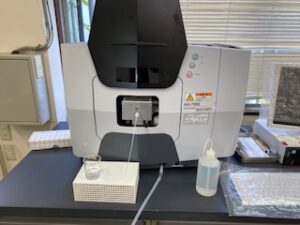 第6053号 原子吸光分析計とアセチレンガスc2h2 ブログ 川口液化ケミカル株式会社