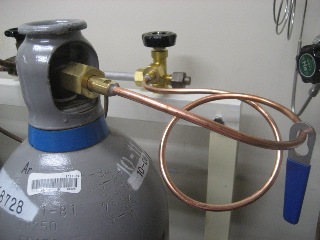 高圧ガスボンベの接続 [ブログ] 川口液化ケミカル株式会社